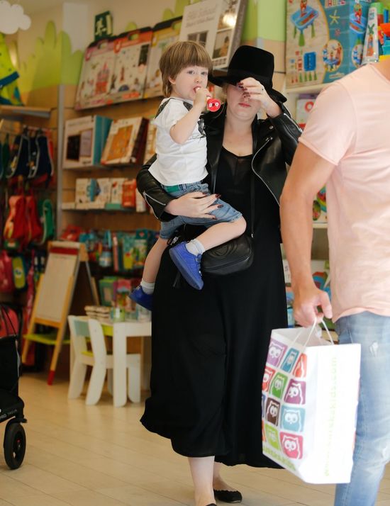 Adele bez makijażu i z synkiem na zakupach (FOTO)