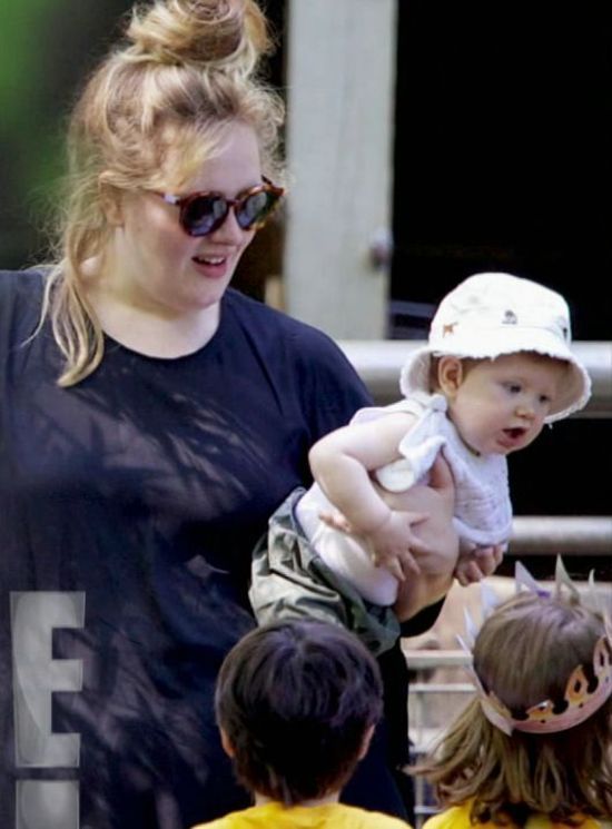Adele wreszcie pokazała twarz synka (FOTO) Adele wreszcie pokazała twarz synka (FOTO)