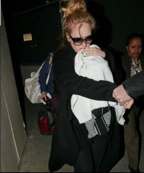 Adele wreszcie pokazała twarz synka (FOTO) Adele wreszcie pokazała twarz synka (FOTO)