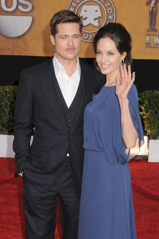 Brad Pitt załamany po decyzji Angeliny Jolie. Jest w całkowitej rozsypce (VIDEO) Brad Pitt załamany po decyzji Angeliny Jolie. Jest w całkowitej rozsypce (VIDEO)