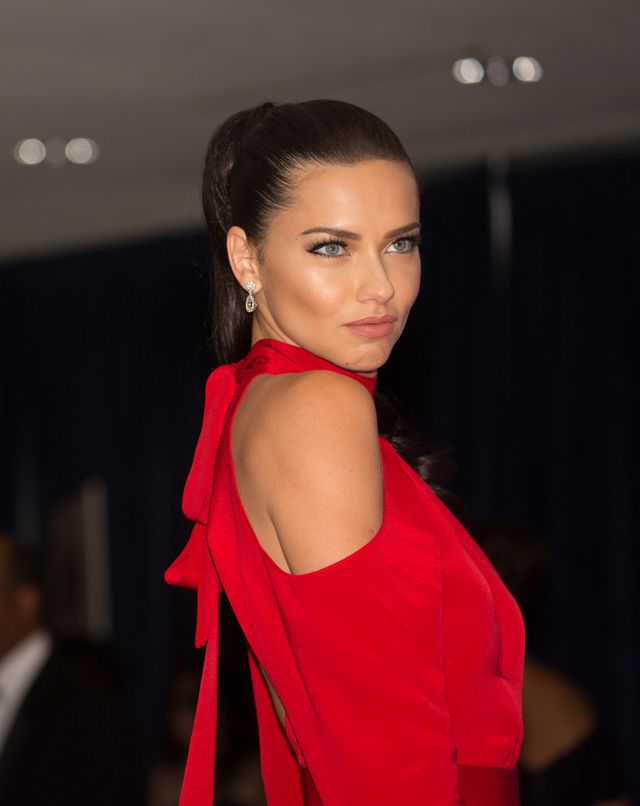 Jak powinny malować się brunetki z niebieskimi oczami? Jak powinny malować się brunetki z niebieskimi oczami?