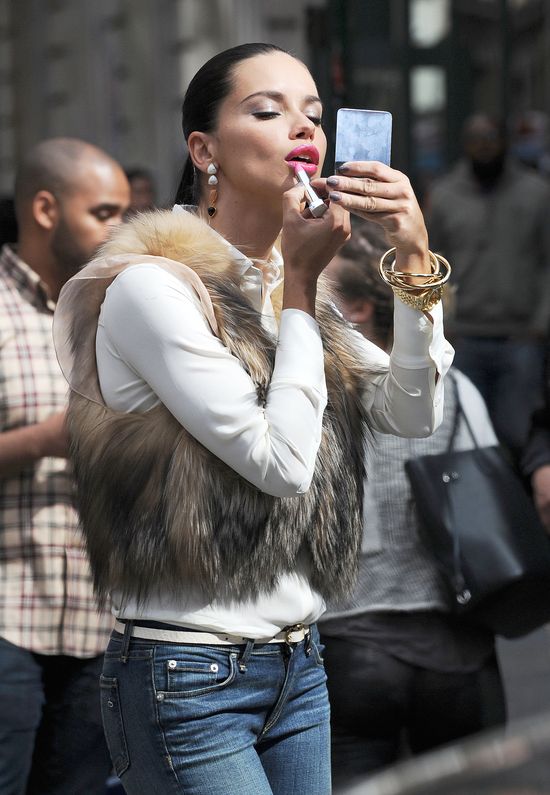 Adriana Lima zaczyna łowy (FOTO)