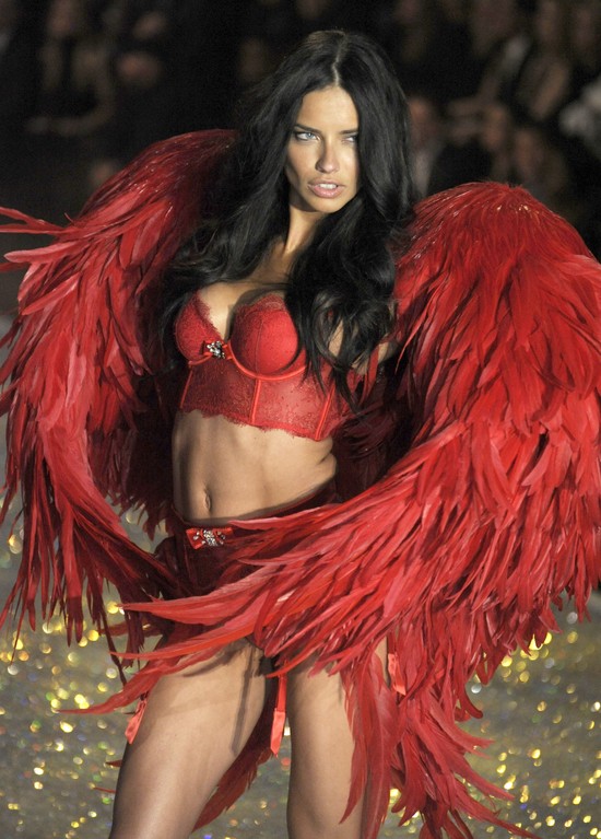 Adriana Lima pokazała spoconą twarz bez grama makijażu (FOTO