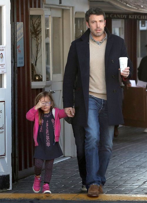 Ben Affleck sam zajmuje się córkami (FOTO)