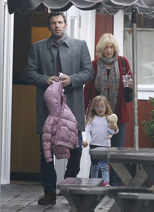 Ben Affleck sam zajmuje się córkami (FOTO)
