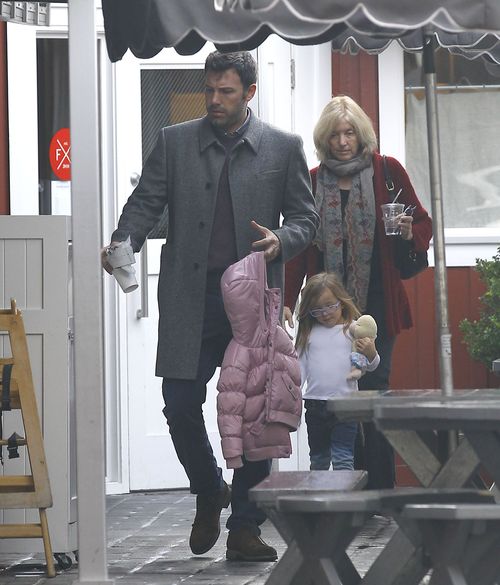 Ben Affleck sam zajmuje się córkami (FOTO)