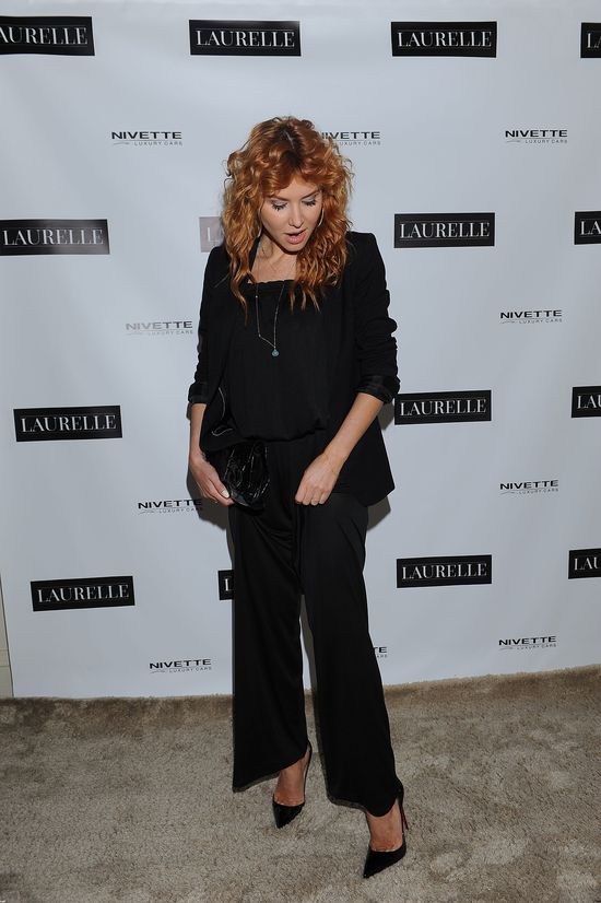 Kto pozował wśród wieszaków na otwarciu butiku Laurelle?