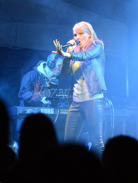 Blond Chylińska szaleje na scenie (FOTO)