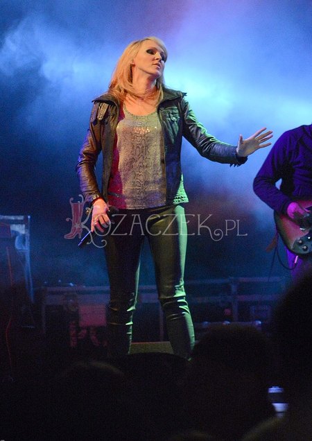 Blond Chylińska szaleje na scenie (FOTO)