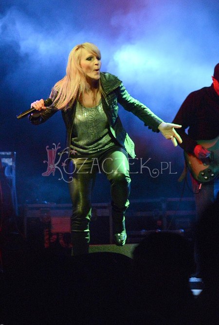 Blond Chylińska szaleje na scenie (FOTO)
