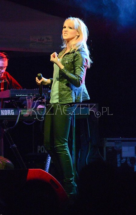 Blond Chylińska szaleje na scenie (FOTO)
