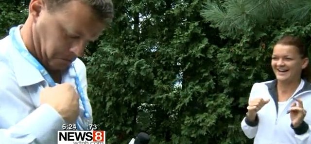 Agnieszka Radwańska walczy z... osą [VIDEO]