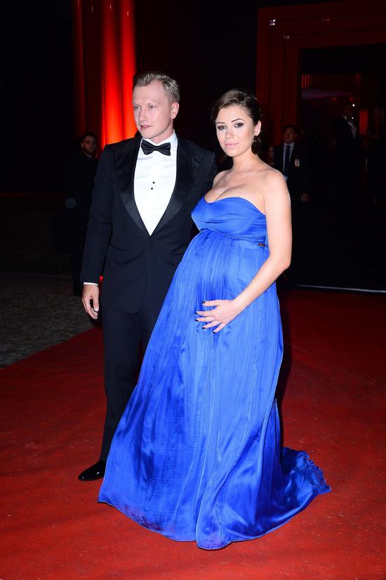 Dziennikarka pokazała ciążowy brzuszek na balu Fundacji TVN (FOTO)