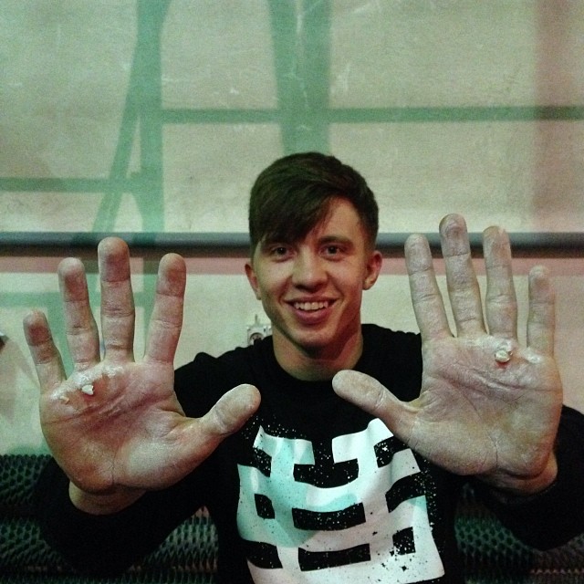 Od ostrych treningów crossfit ma rany na rękach (FOTO)