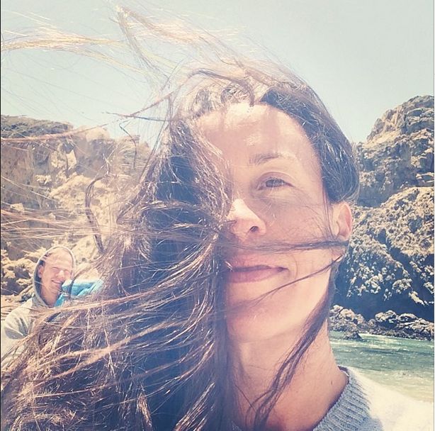 Kolejna gwiazda pokazała, jak karmi piersią (FOTO)