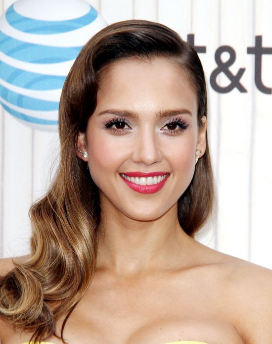 Jessica Alba eksponuje swój biust