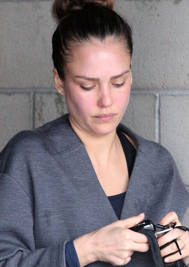 Zmęczona Jessica Alba wychodzi z siłowni (ZDJĘCIA) Zmęczona Jessica Alba wychodzi z siłowni (ZDJĘCIA)