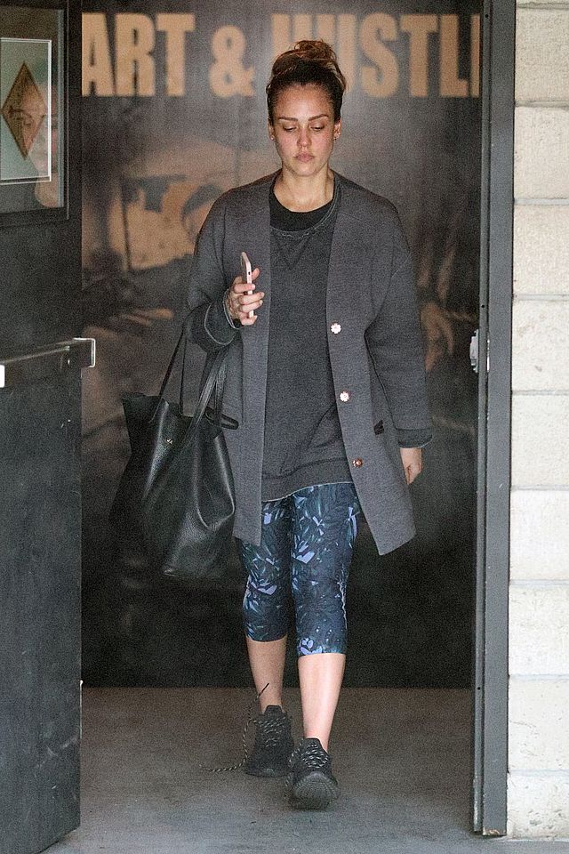 Zmęczona Jessica Alba wychodzi z siłowni (ZDJĘCIA) Zmęczona Jessica Alba wychodzi z siłowni (ZDJĘCIA)