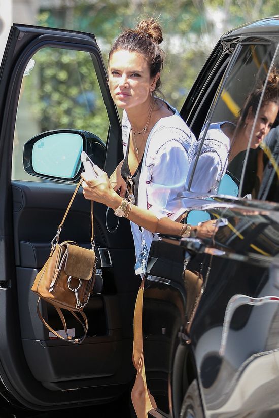 Ma płaskie buty, a i tak obejrzał się za nią KAŻDY Ma płaskie buty, a i tak obejrzał się za nią KAŻDY