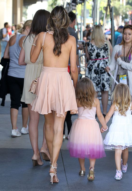 Dwa aniołki: Alessandra Ambrosio z córką (FOTO)