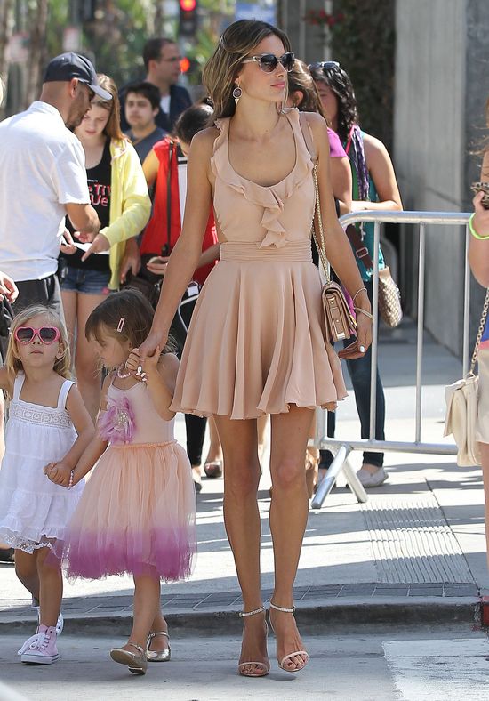Dwa aniołki: Alessandra Ambrosio z córką (FOTO)