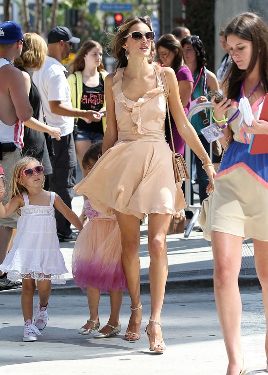 Dwa aniołki: Alessandra Ambrosio z córką (FOTO)