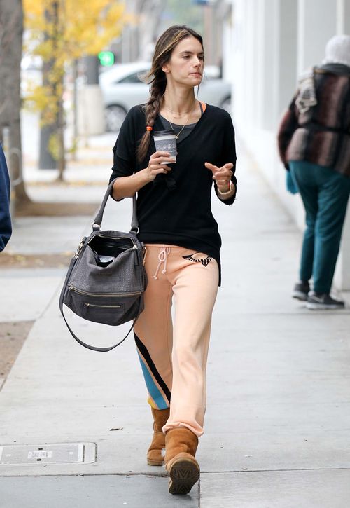 Alessandra Ambrosio też chodzi w dresach (FOTO)