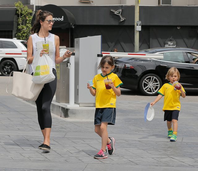 Alessandra Ambrosio szczerze o swojej figurze po ciążach