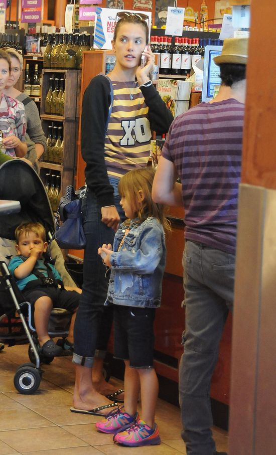 Alessandra Ambrosio z córeczką na zakupach (FOTO)