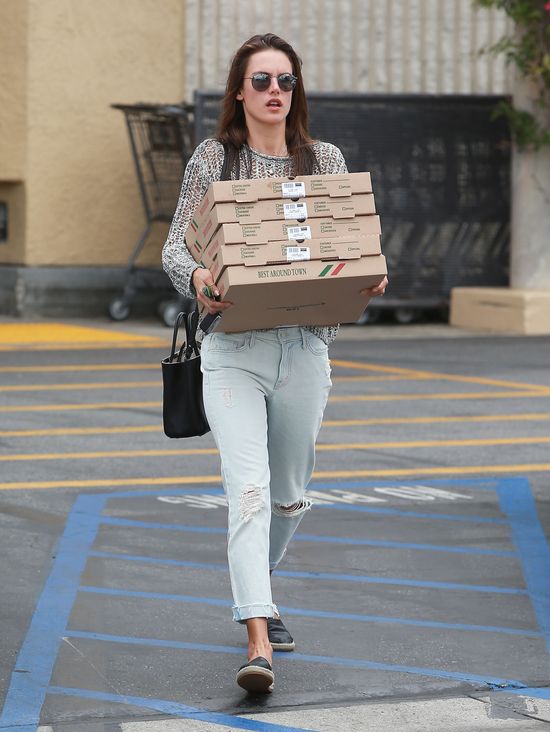 Nie zgadniecie, czym Alessandra Ambrosio karmi swoich gości 