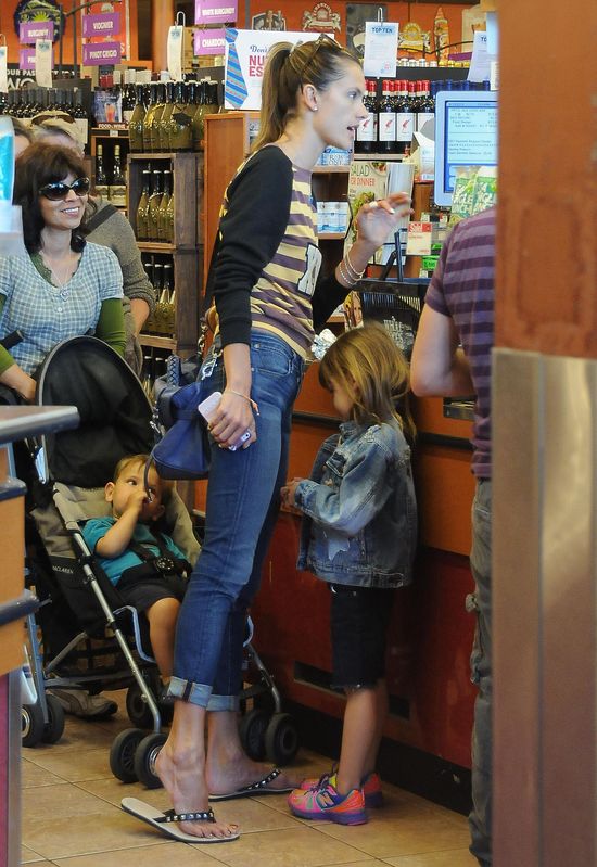 Alessandra Ambrosio z córeczką na zakupach (FOTO)