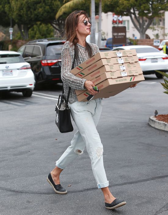 Nie zgadniecie, czym Alessandra Ambrosio karmi swoich gości 