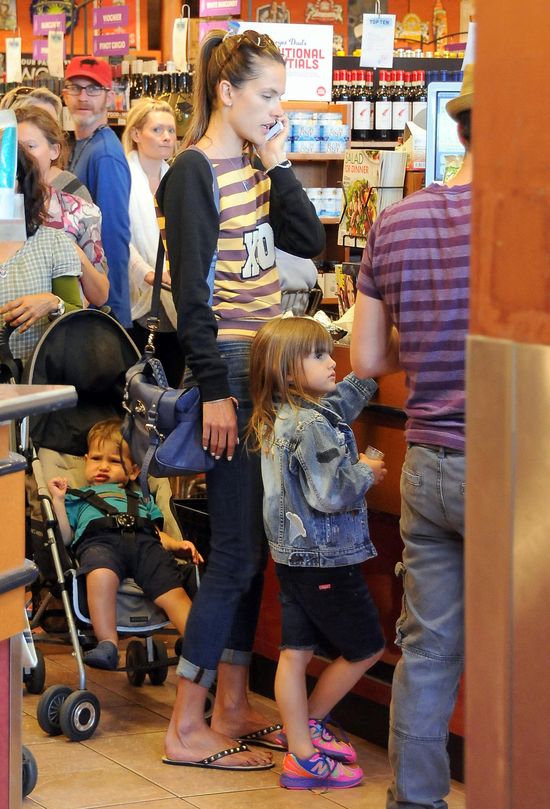 Alessandra Ambrosio z córeczką na zakupach (FOTO)