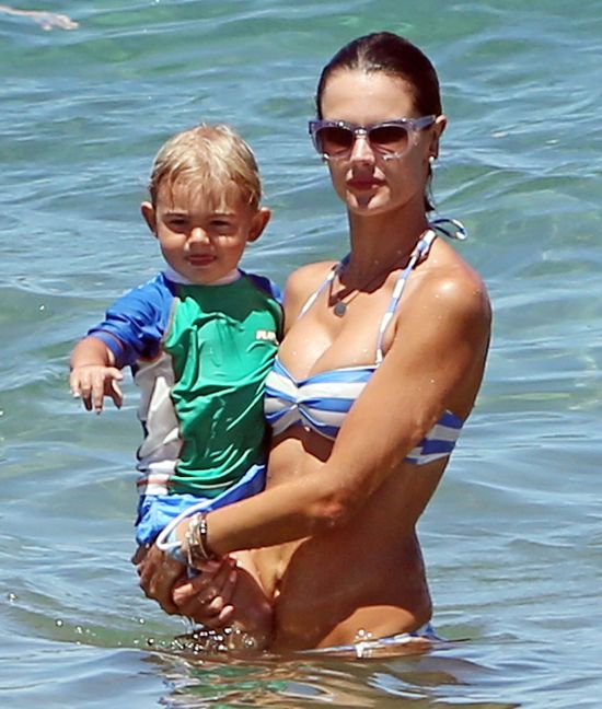 Widok paparazzi w ogóle jej nie krępował (FOTO) Widok paparazzi w ogóle jej nie krępował (FOTO)