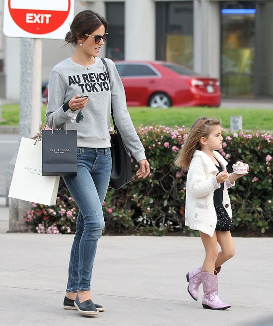 córeczka Alessandry Ambrosio to mała modnisia (FOTO) córeczka Alessandry Ambrosio to mała modnisia (FOTO)