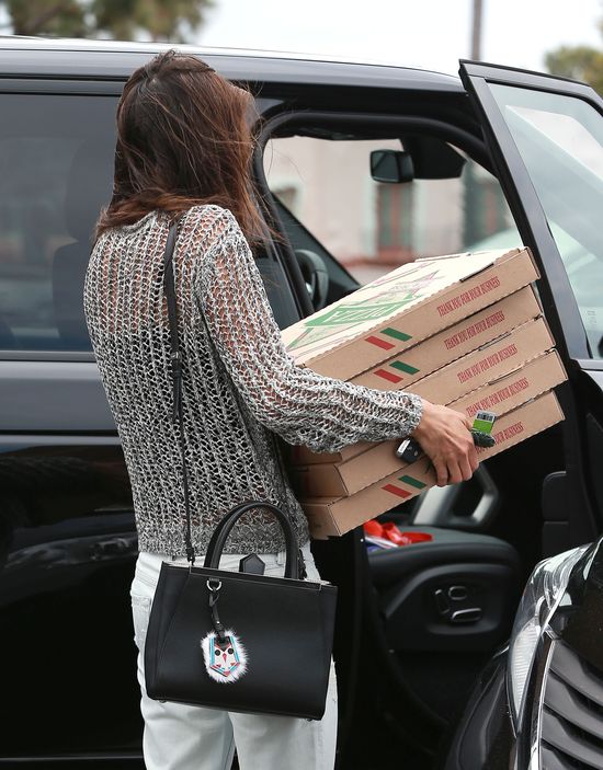 Nie zgadniecie, czym Alessandra Ambrosio karmi swoich gości 