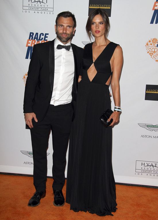 Gdzie się podział nowy biust Alessandry Ambrosio? (FOTO)