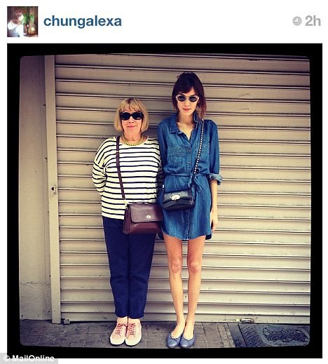 Alexa Chung musiała usunąć zdjęcie swoich chudych nóg 