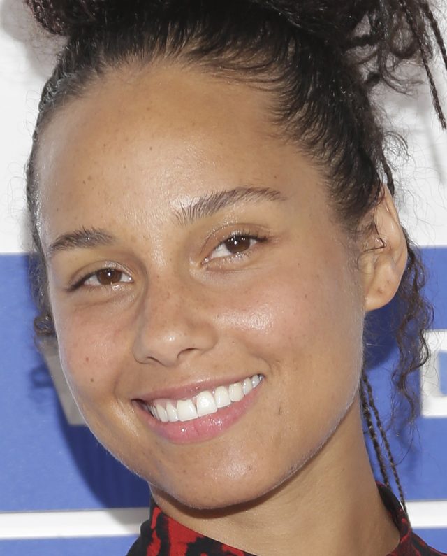 Alicia Keys BEZ MAKIJAŻU na czerwonym dywanie gali MTV VMA 2016 (FOTO)