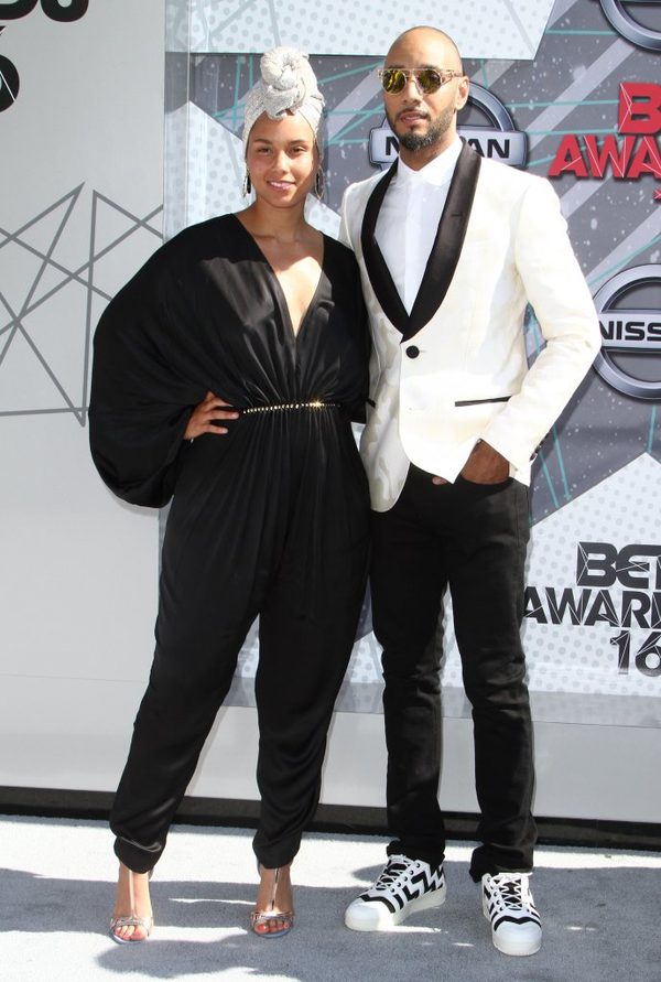 Piegi, przebarwienia - tym razem Alicia Keys nie użyła nawet podkładu? (FOTO)