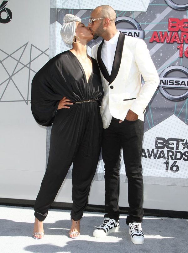 Piegi, przebarwienia - tym razem Alicia Keys nie użyła nawet podkładu? (FOTO)