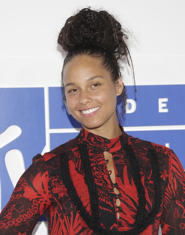 Alicia Keys BEZ MAKIJAŻU na czerwonym dywanie gali MTV VMA 2016 (FOTO)