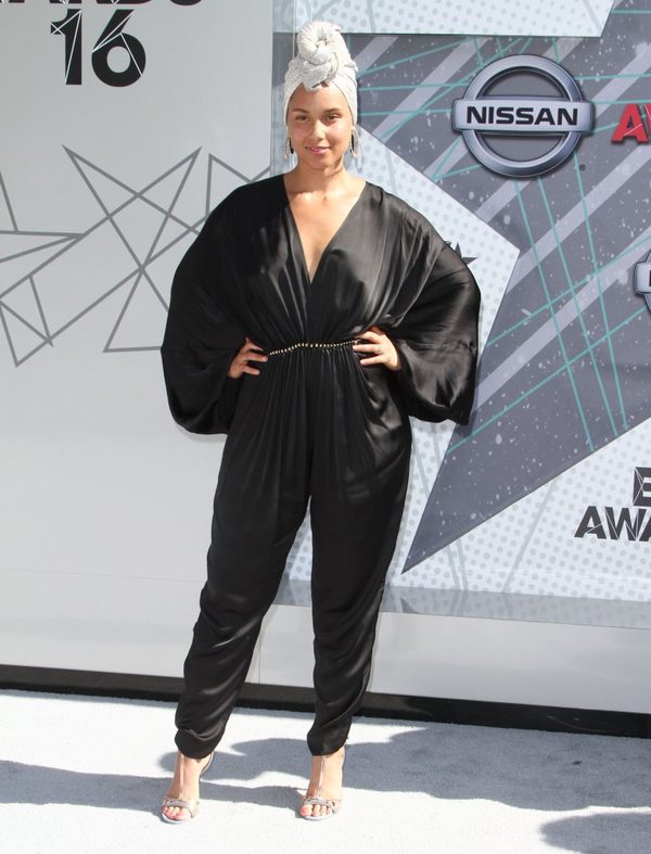 Piegi, przebarwienia - tym razem Alicia Keys nie użyła nawet podkładu? (FOTO)