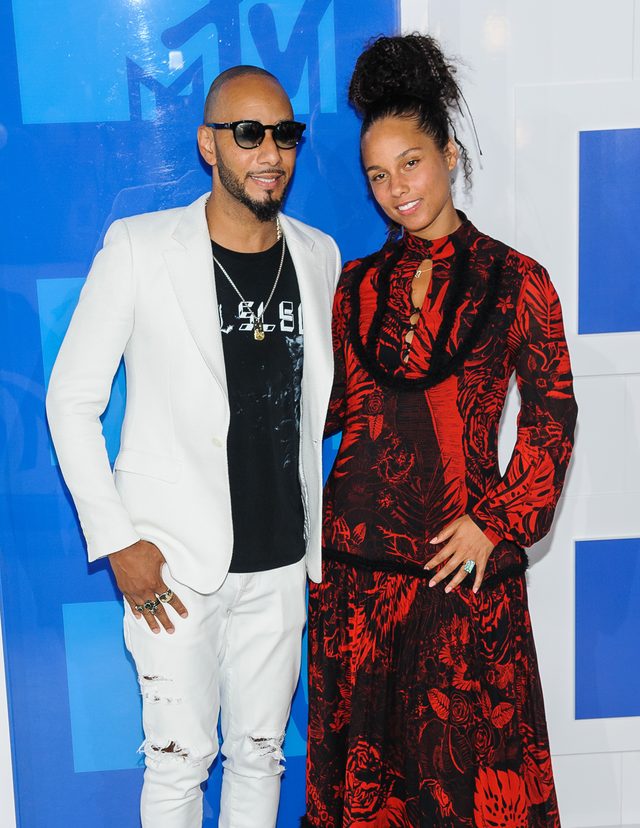 Alicia Keys BEZ MAKIJAŻU na czerwonym dywanie gali MTV VMA 2016 (FOTO)