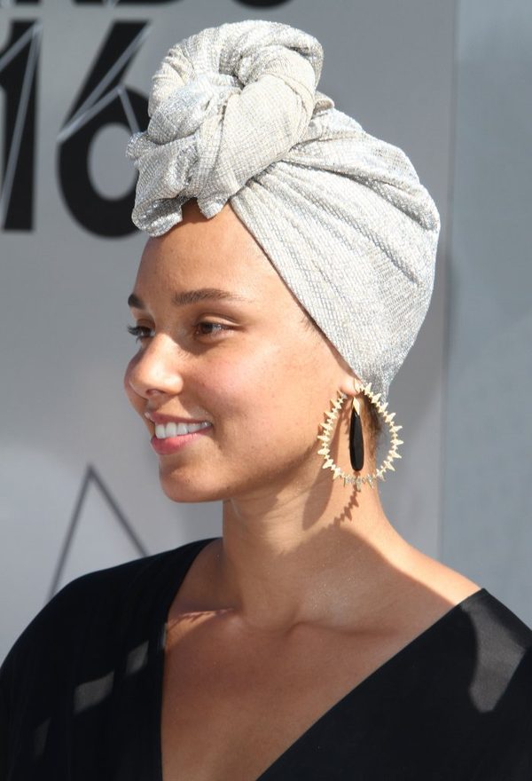 Piegi, przebarwienia - tym razem Alicia Keys nie użyła nawet podkładu? (FOTO)