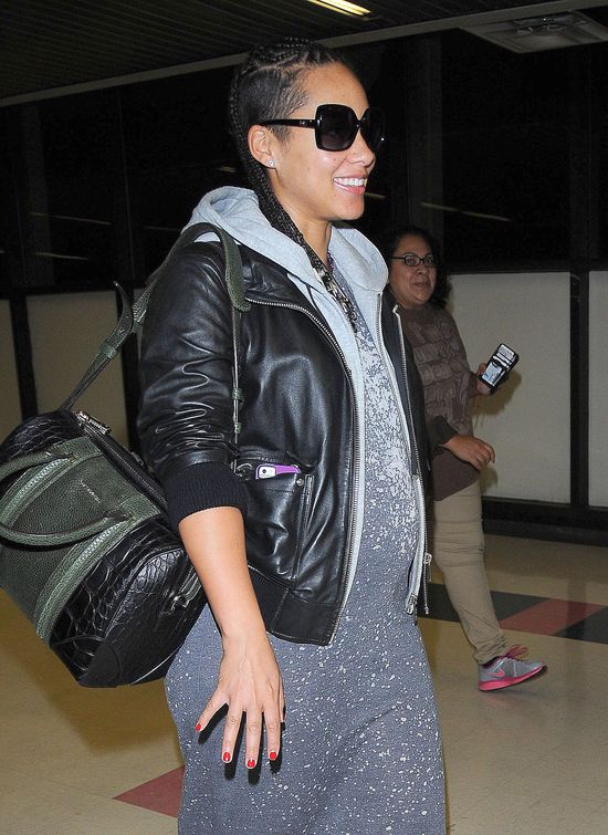 Ciężarna Alicia Keys przyłapana bez makijażu (FOTO) Ciężarna Alicia Keys przyłapana bez makijażu (FOTO)