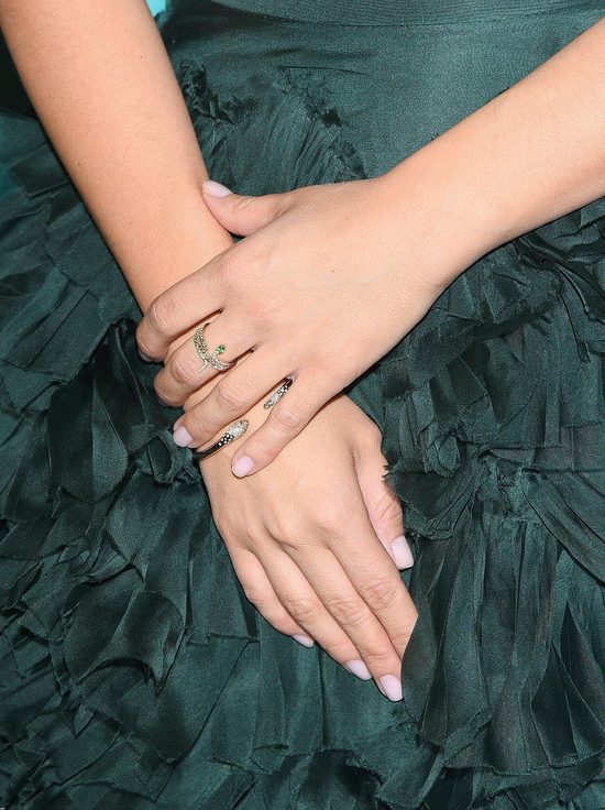 Alicja Bachleda w szmaragdowej spódnicy na pokazie biżuterii