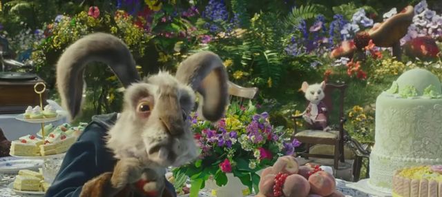 Alicja po drugiej stronie lustra reklamuje się na SuperBowl!