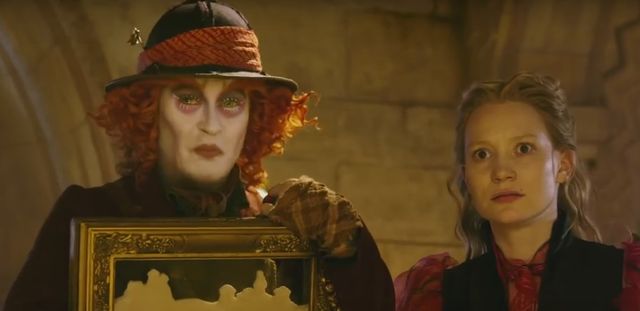 Alicja po drugiej stronie lustra reklamuje się na SuperBowl!