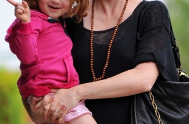 Alyson Hannigan na spacerze z córeczką (FOTO)